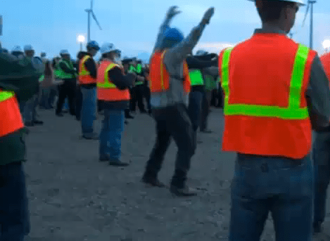 Fredagshumor – Morgenstretch på fabrikken&nbsp;:-)