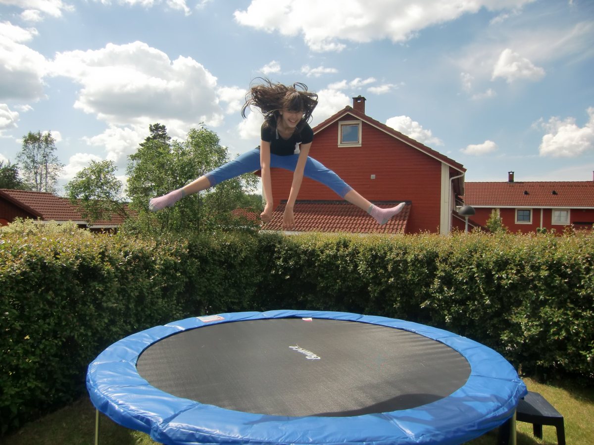 Stretching på en trampoline, oppetter en stolpe, i en korridor, på et Operatak og med vovsen på&nbsp;tur!